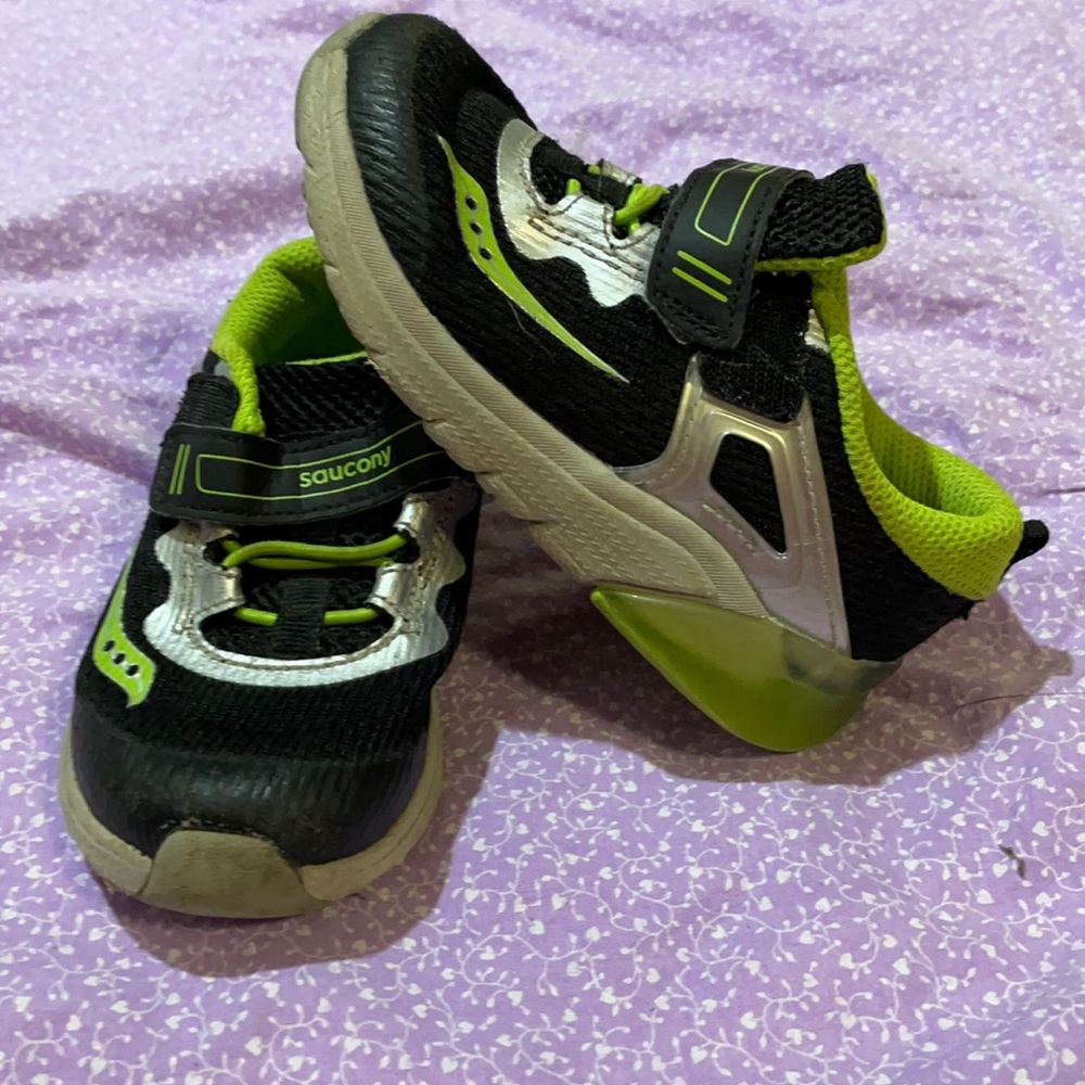 Light up Saucony tennis shoes